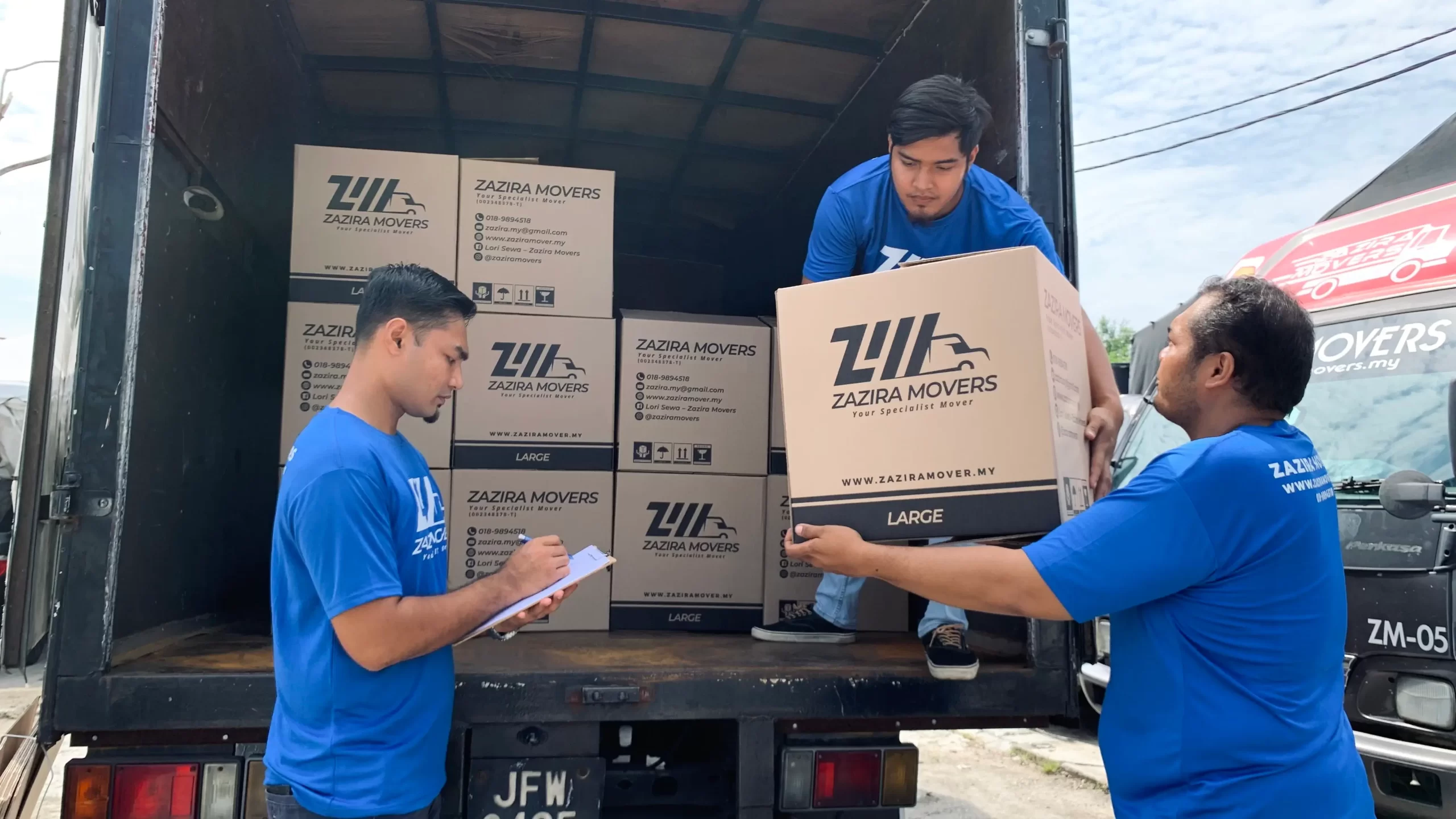 Team Zazira Movers loading barang pindah rumah di Selangor