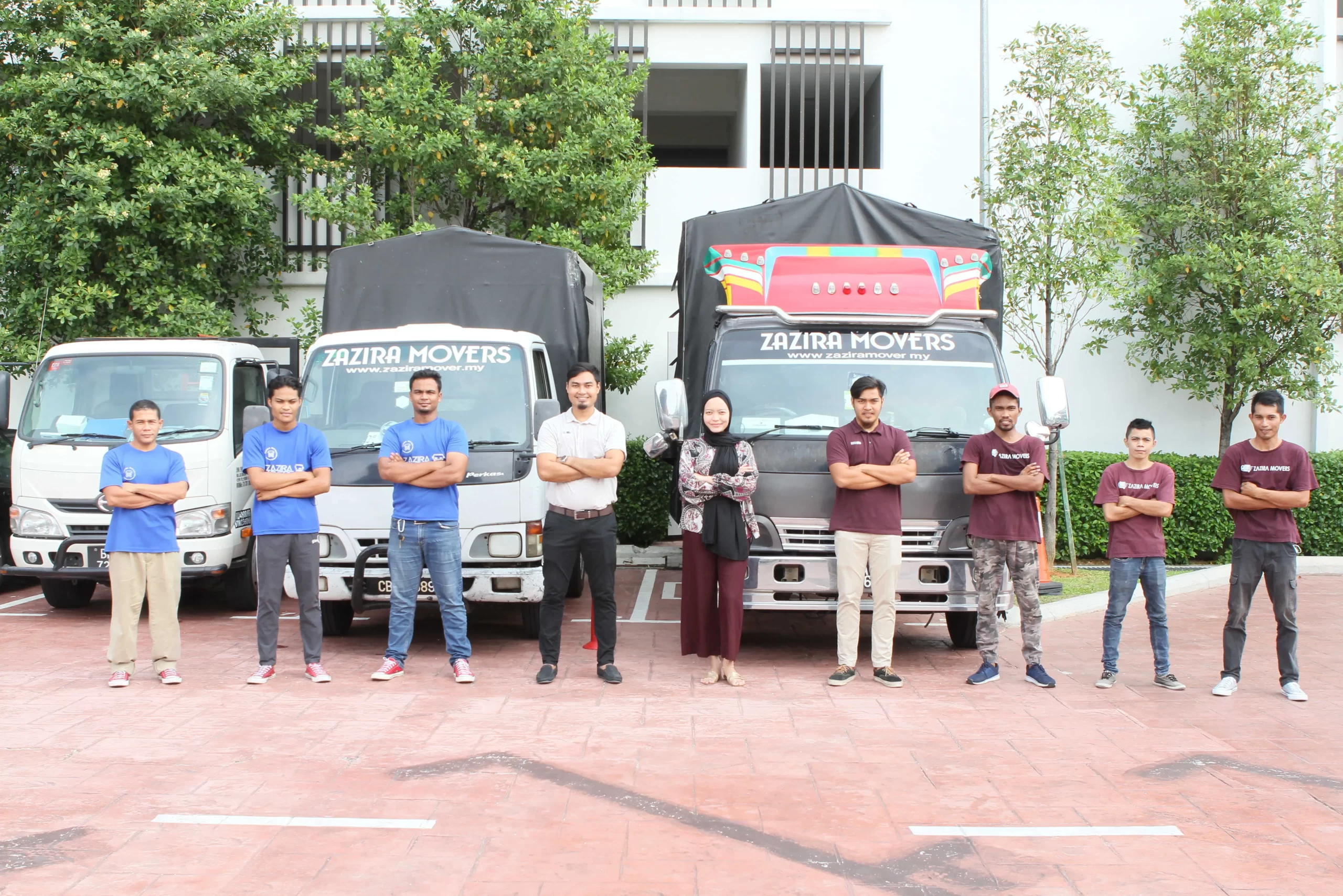 Home Team Zazira Movers sedang melakukan kerja pindah rumah