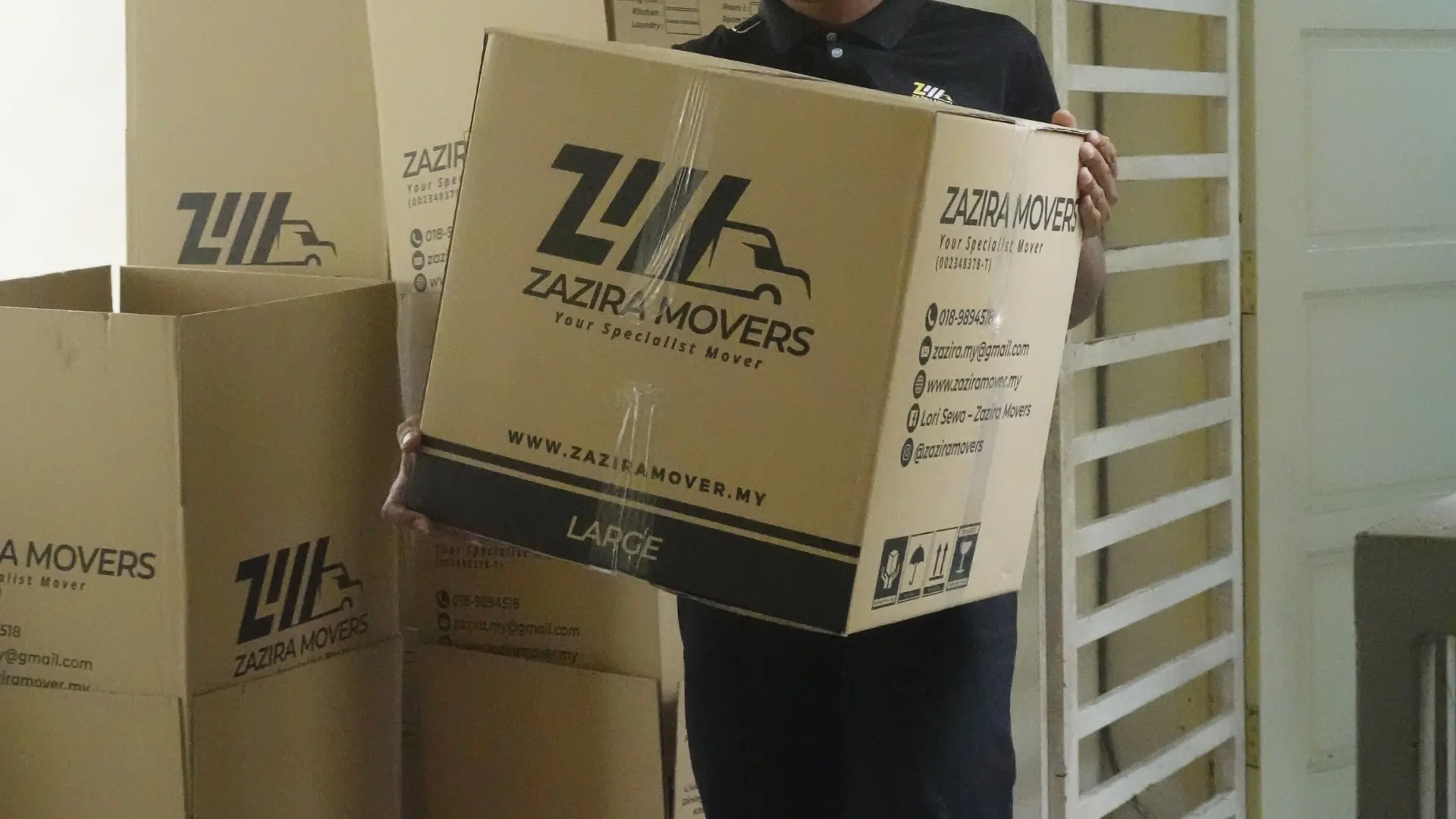 Movers in Shah Alam 2 Moving crew carry the moving boxes packaging items