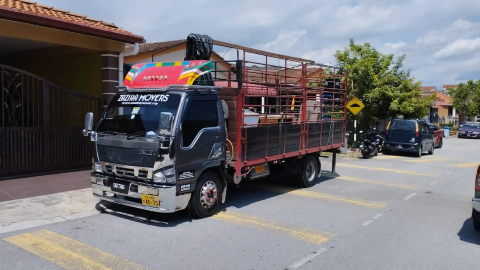 Movers in Kuala Lumpur 2 Moving lorry at a Kuala Lumpur residential building for a house moving service