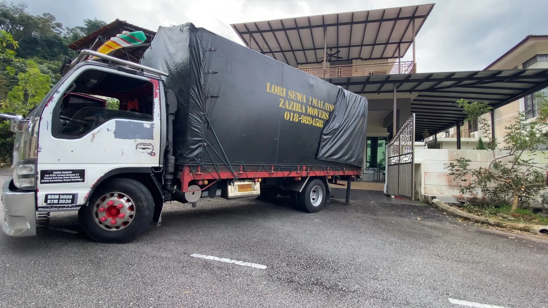 Movers in Selangor 2 Office moving team preparing cartons and workstations for a Kuala Lumpur relocation