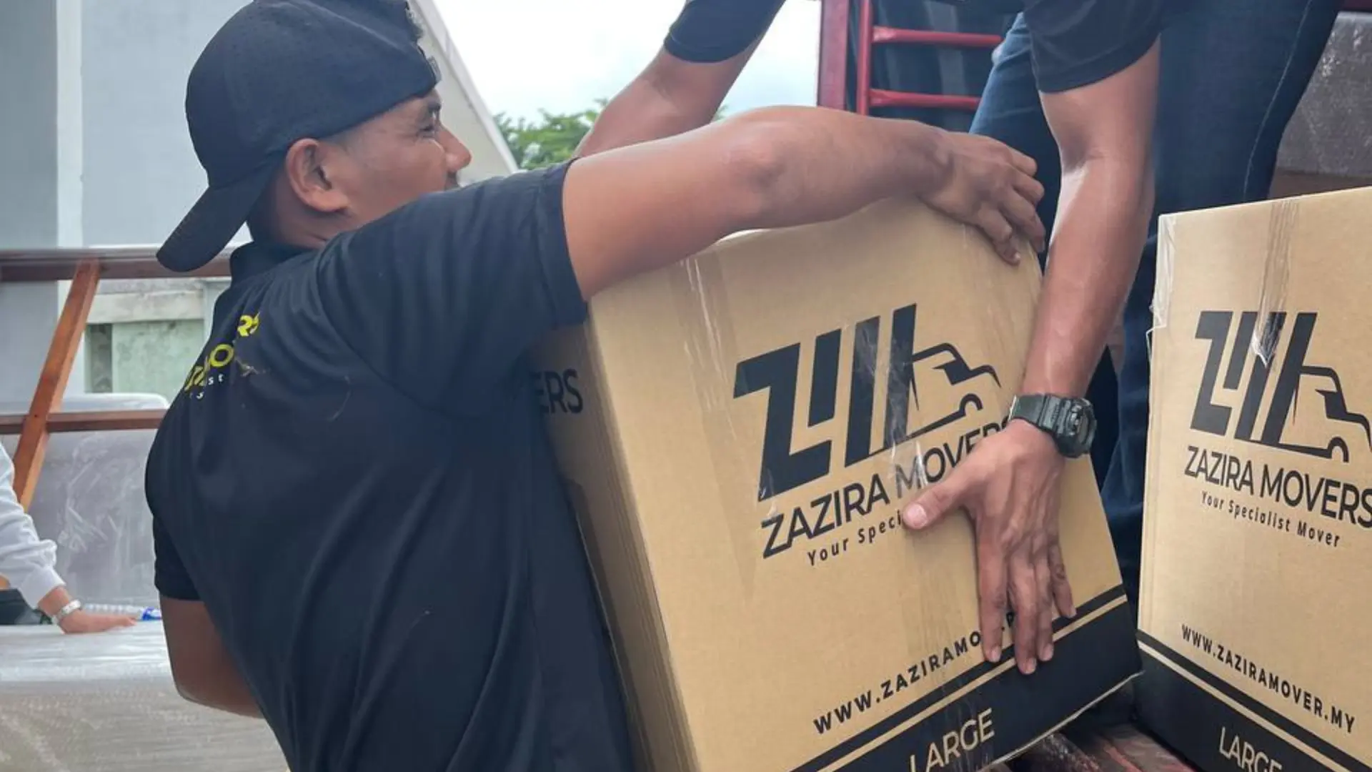 Zazira Movers packing service and unloading from lorry