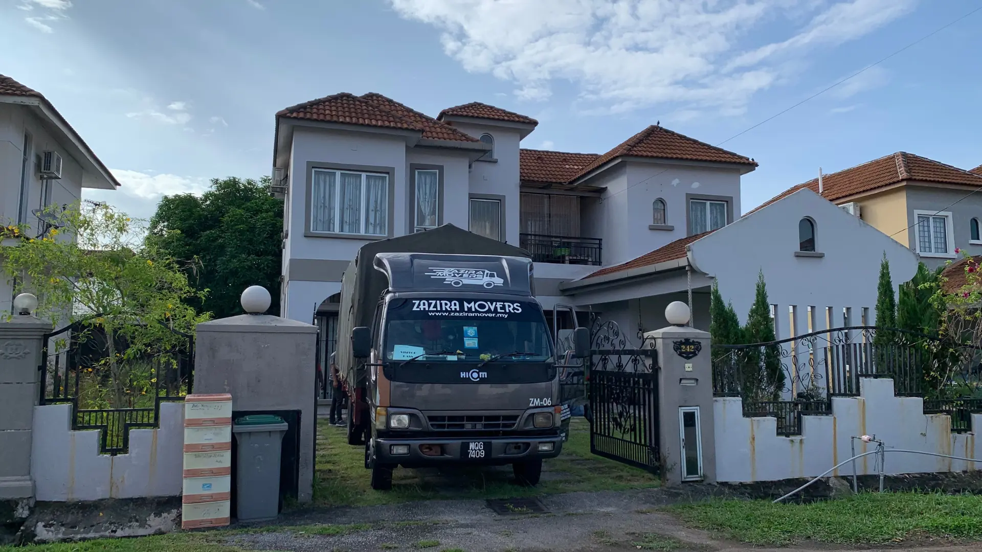 Vehicle Delivery 4 zazira movers lorry park at the front house in process to house moving